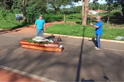 Imagem da notícia Caixão cai de carro funerário e fica no meio de avenida em Cassilândia